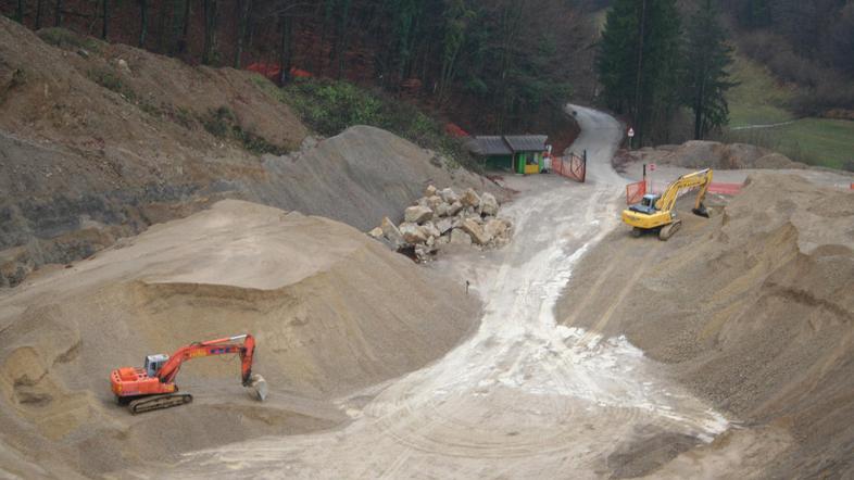 Zaradi jesensko-zimskega časa naj bi bilo v teh mesecih gradbišče malo manj deja