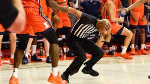 Kofi Cockburn in sodnik Lewis Garrison