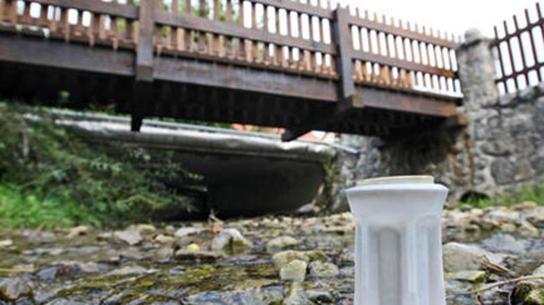 Pod tem mostom so februarja 2007 našli utopljenega Tedia. Republiški inšpektorat