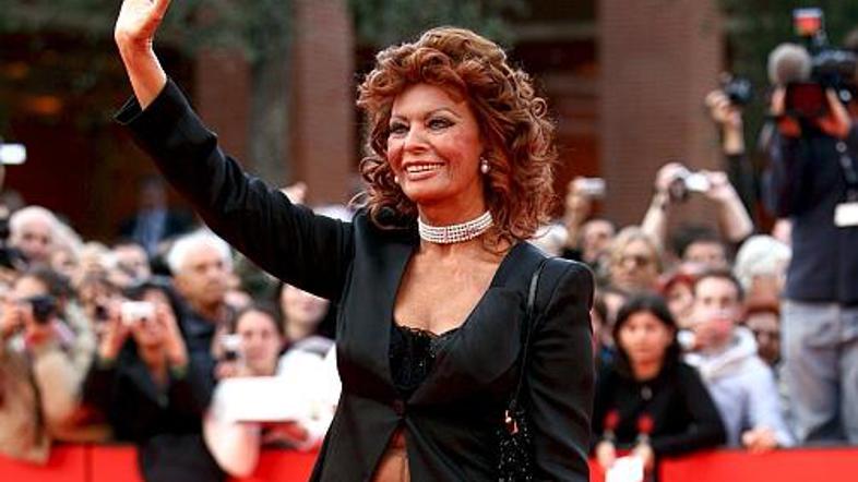 Sophia je na rdeči preprogi v Rimu pokazala trebušček.