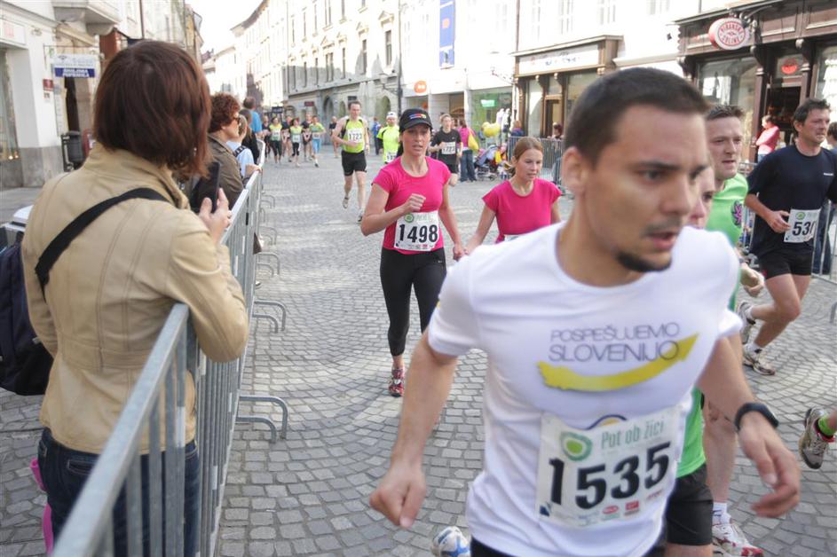 Če želite visokoresolucijsko fotografijo, nam pošljite elektronsko sporočilo na 