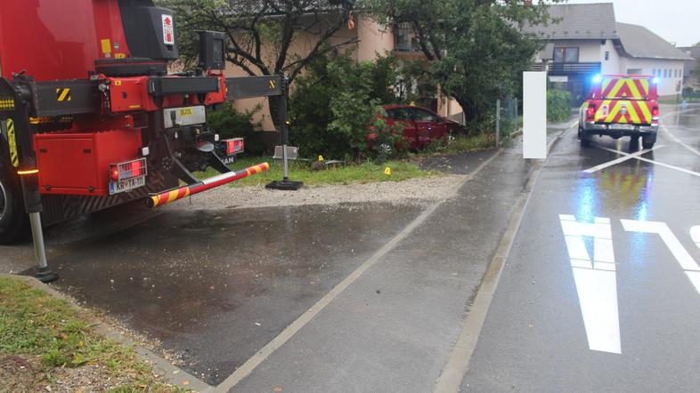 Prometna nesreča blizu OŠ Predoslje, voznik trčil v signalizacijo in drevo