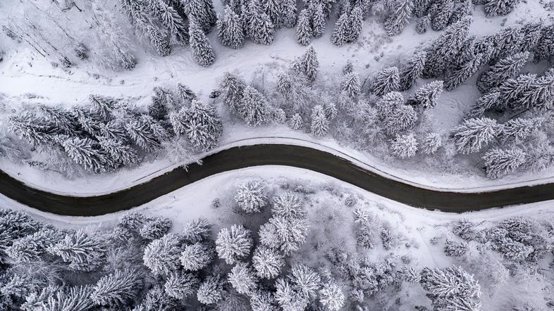 Vožnja pozimi sneg sneženje
