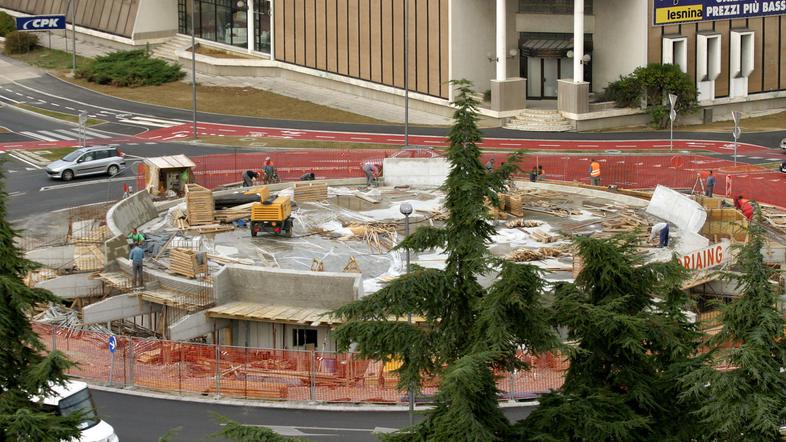 Gradbeni inšpektor ugotavlja, ali je fontana črna gradnja.