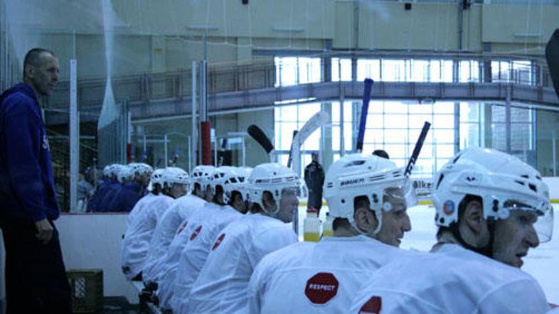 Naši pred tekmo z gostitelji že pridno trenirajo.