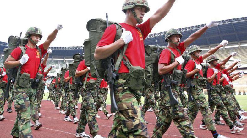 Vojaška parada ob 60. obletnici ustanovitve Severne Koreje je minila brez vodite