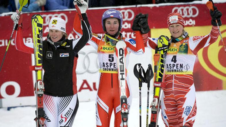 Zmagovalka Šarka Zahrobska (v sredini) v družbi drugouvrščene Nicole Hosp in tre