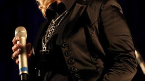 Posebna glasbena gosta na albumu sta Trkaj (Dotakn' se me z občutkom) in harmoni