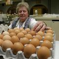 hrana: 30.11.2005, prodajalka jajc, pokrita tr?nica na osrednji tr?nici Ljubljan