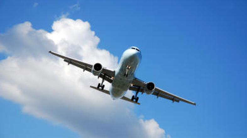 Bi za cenejšo karto brez težav stali na letalu?