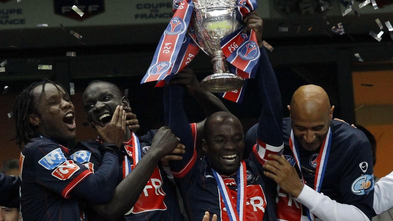 Kapetan Claude Makelele in presrečni soigralci. (Foto: Reuters)