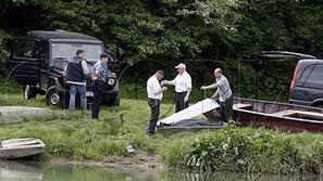 Policisti so trupli deklet našli naslednji dan, ko je nanju naletel kanuist. (Fo