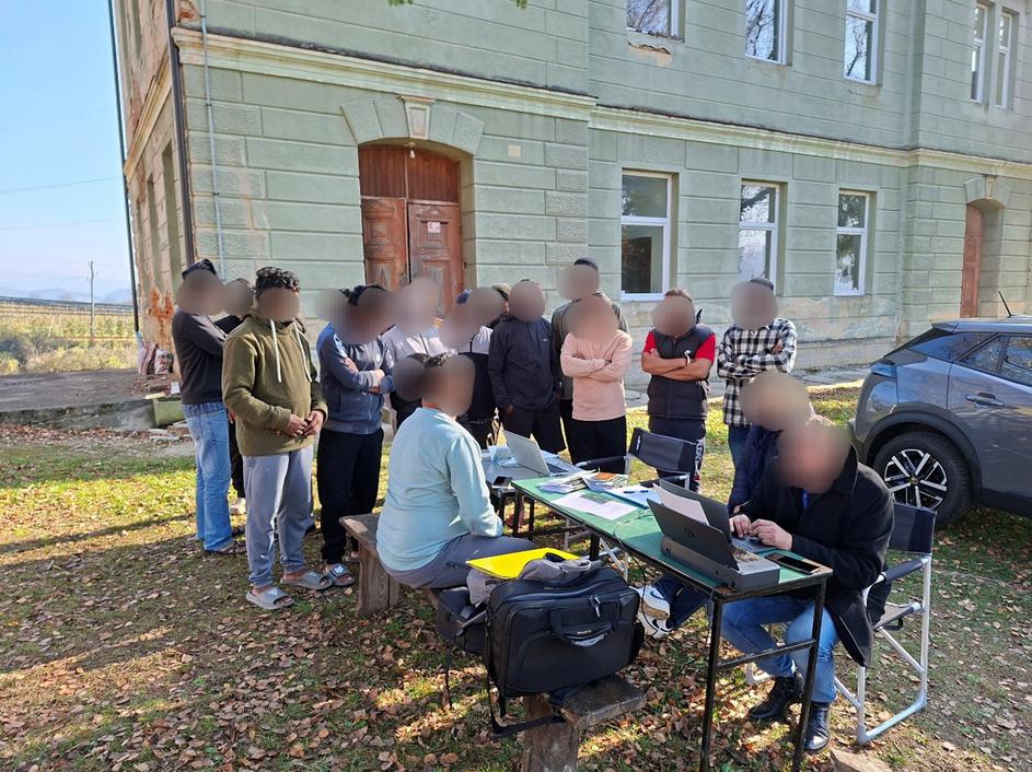 tuji delavci iz Nepala na sezonskem delu na Dolenjskem