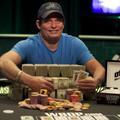 Sam Barnhart nasmejan ob kupu žetonov in denarju za prvo mesto. (Foto: Pokernews