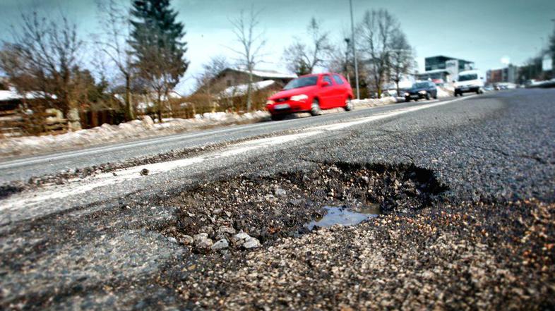 Tudi Slovenci bi lahko izbirali najboljšo luknjo na cesti, izbira je velika. (Fo