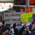 Protest proti Elonu Musku in bogatim z napisi