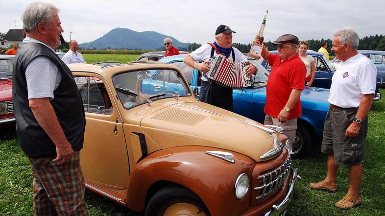 Zbralo se je 200 starodobnih vozil.