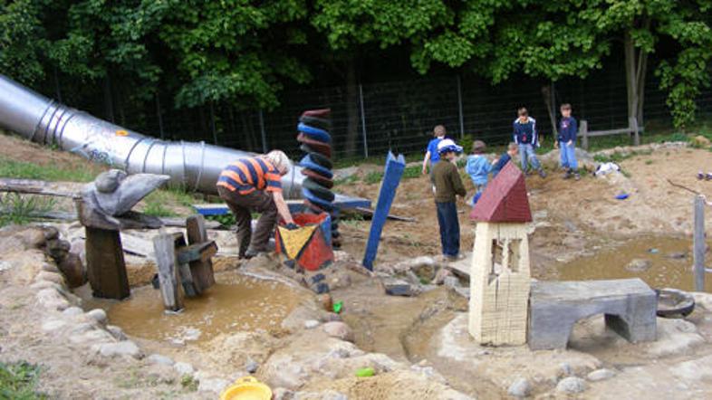 Igralno okolje omogoča otrokom spoznavanje lastnih meja, presojo, sprejem in obv