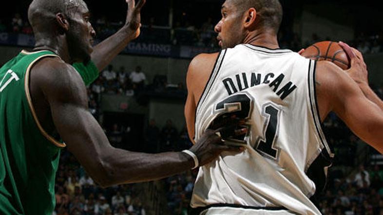 Dvoboj med Timom Duncanom (desno) in Kevinom Garnettom je pripadel slednjemu.