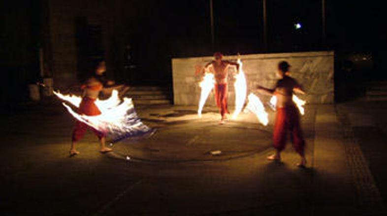 Pot po grajskem griču bo osvetljevalo 2000 okrasnih sveč. Obiskovalce bodo na St