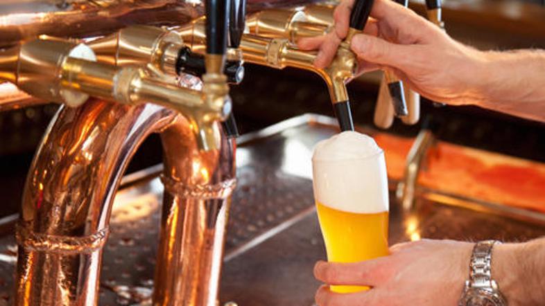 Pube zapirajo zaradi recesije, prepovedi kajenja in neprimernih površin za kadil