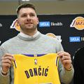 Luka Dončić pozira z novim dresom, dresom Lakersov