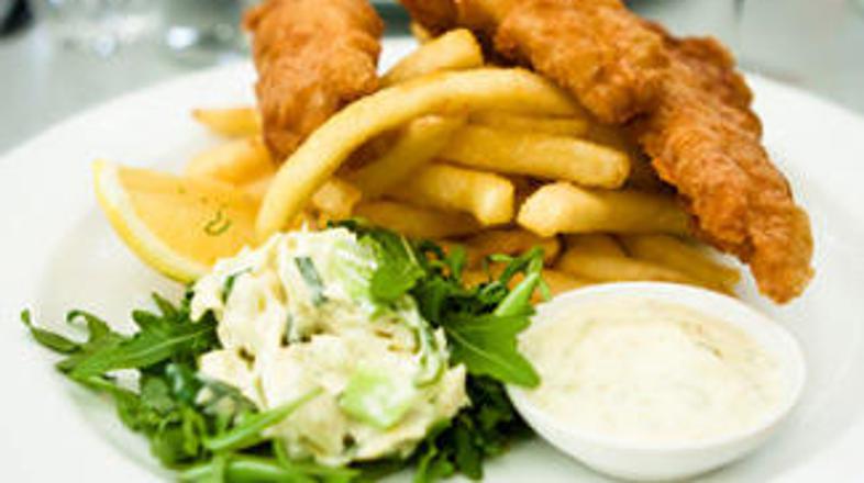 Ribo in krompirček pokapajte z limono.