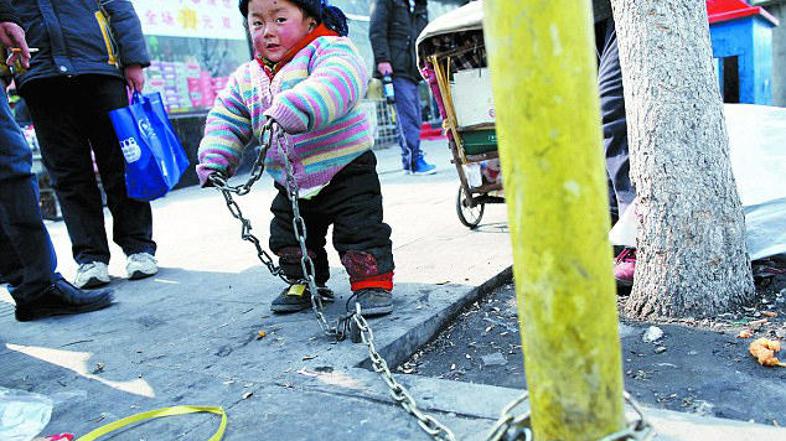 Deček je moral vsak dan čakati očetovo vrnitev z dela. (Foto: Daily Mail)