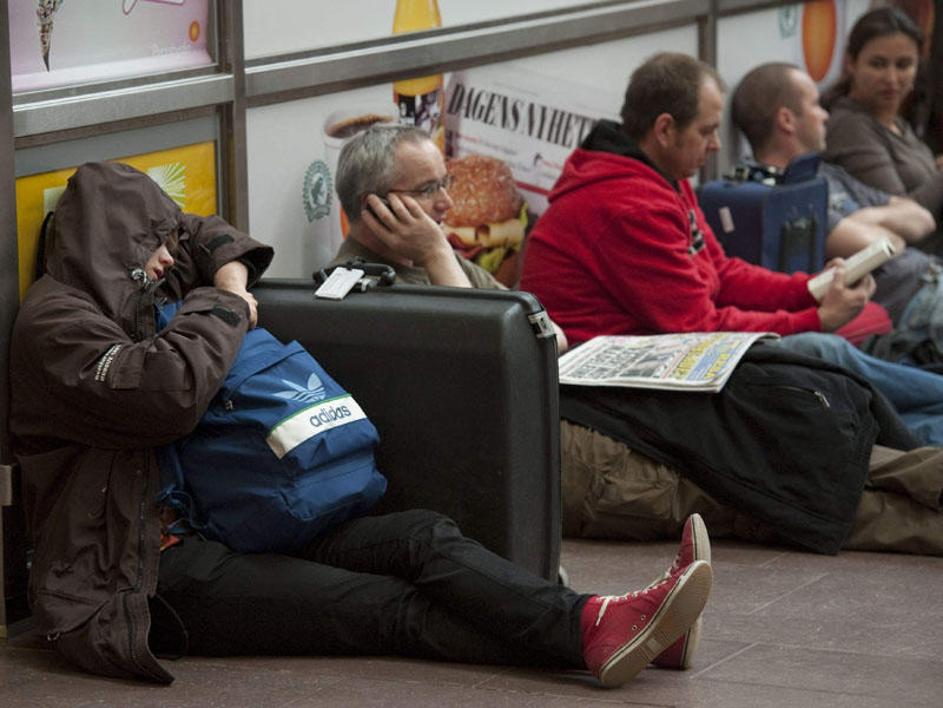 Takšno je trenutno razpoloženje na švedskem letališču Arlanda. (Foto: Reuters)