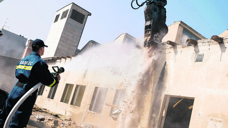 Rušitev objekta naj bi trajala več dni. (Foto: Žurnal24)