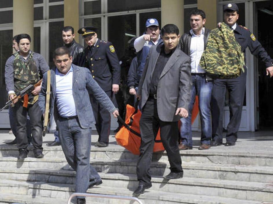 Pod streli je umrlo najmanj 13 ljudi, še okoli 15 jih je ranjenih.