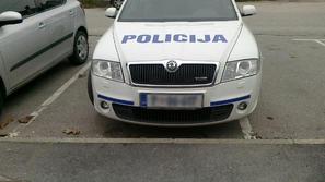 Naš bralec meni, da policisti dajejo slab zgled drugim voznikom. (Foto: Bralec)