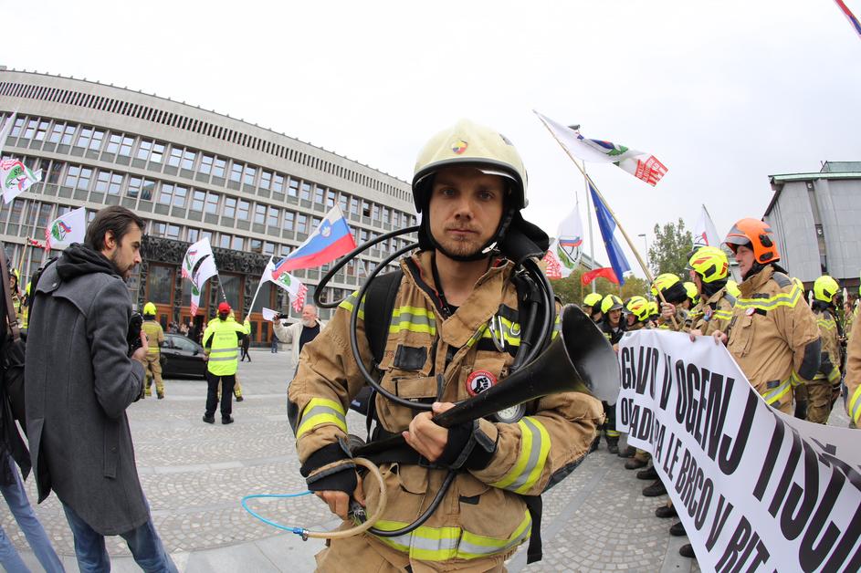 Protest poklicnih gasilcev