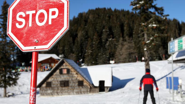 Na Voglu sta vedno najmanj dva nadzornika, ki smučarje opozarjata na kršitve. (F