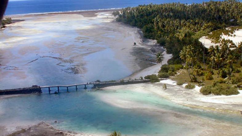 Nizki atol otoške države Kiribati je počasi že začelo preplavljati morje. Do kon