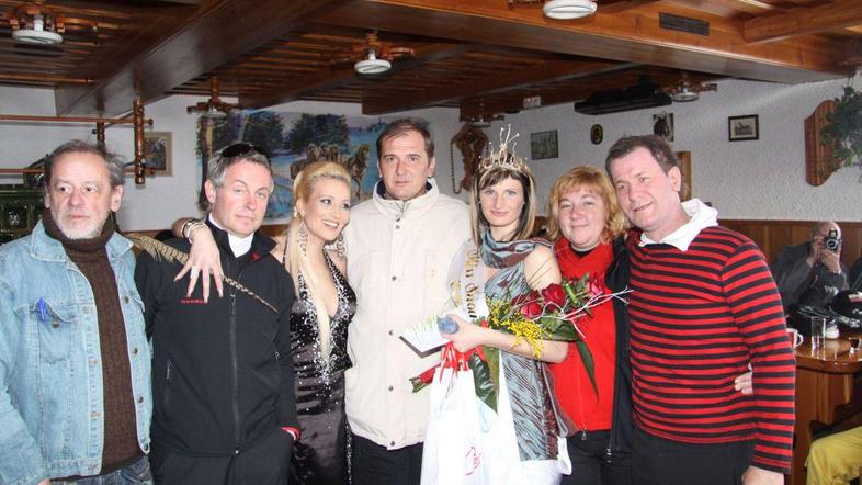 Ekipa Snow Queen – voditelj prireditve Andrej Okreša (prvi z desne), lastnica Sn