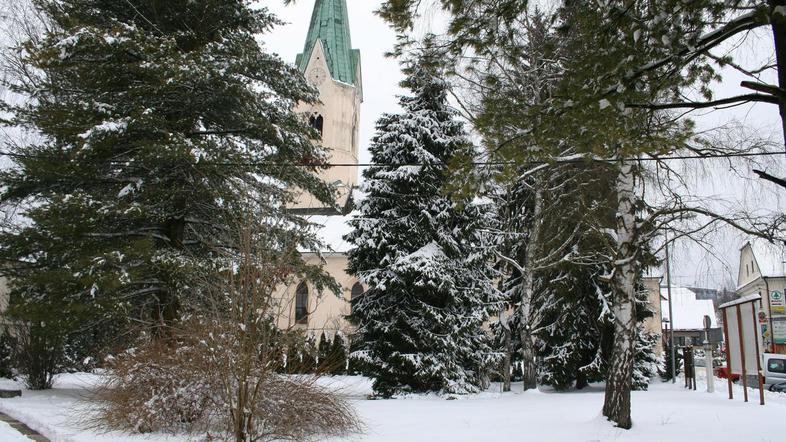 S prvotne lokacije (na fotografiji) so kipe umaknili, ker je potekla pogodba obč