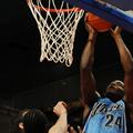Šibkejši Paul Millsap je podaril blokado orjaku Dwightu Howardu. (Foto: AFP)