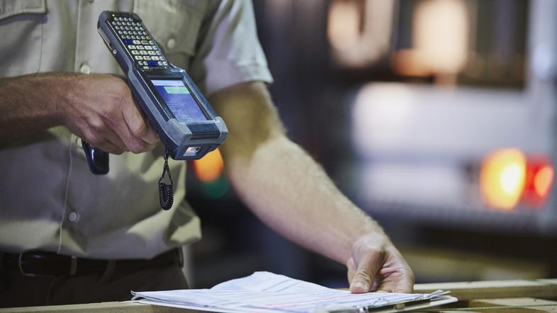 Moški skenira papirje