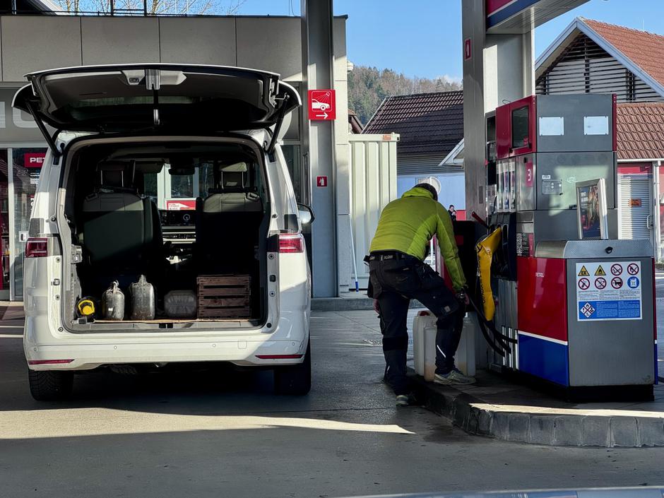 Točenje goriva na bencinski črpalki, bencinska črpalka | Avtor: Andrej Leban