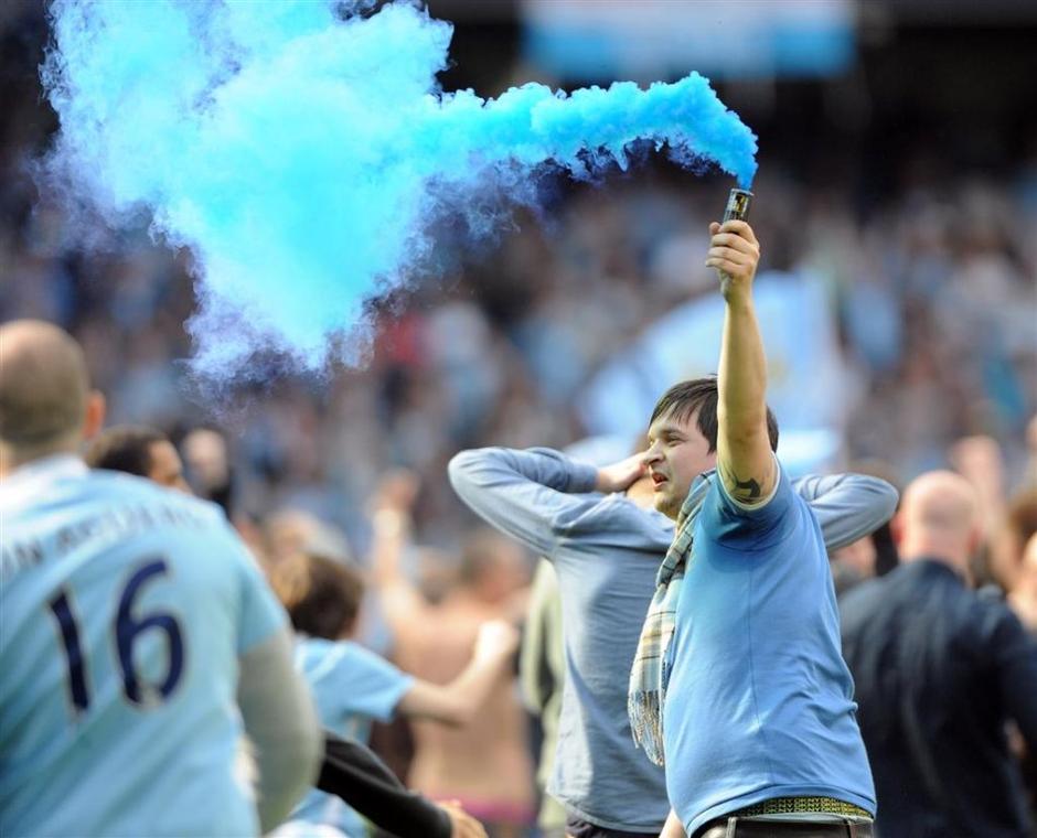 navijač bakla dim Manchester City Queens Park Rangers QPR Premier League Anglija | Avtor: EPA