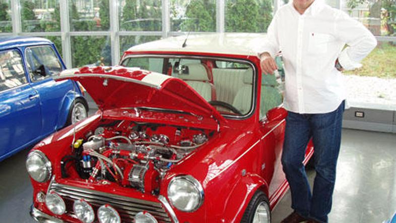 Škulj ob športno predelanem miniju na ljubljanski razstavi, posvečeni njegovi 50