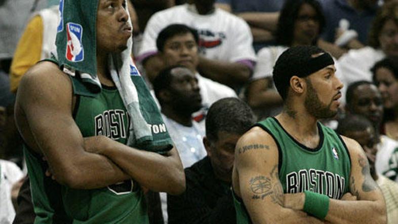 Na klopi Bostona so vladali zamišljeni obrazi.