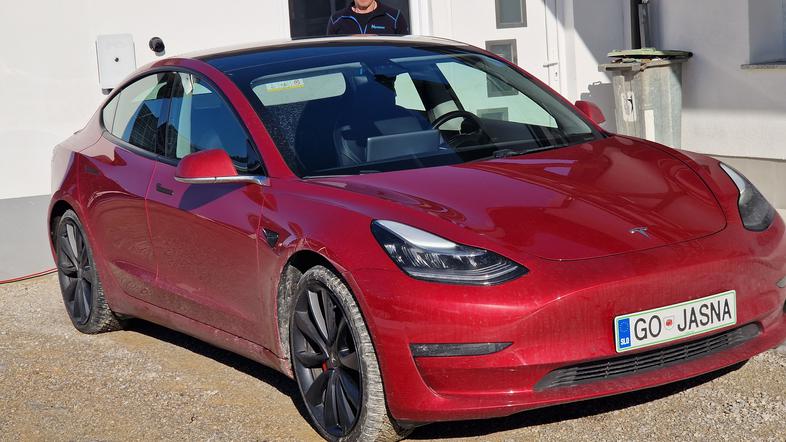 Tesla model 3 pred sedežem podjetja Metron Andreja Pečjaka