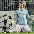 28-letni Iker Casillas barve članske ekipe Real Madrida brani od leta 1998.
