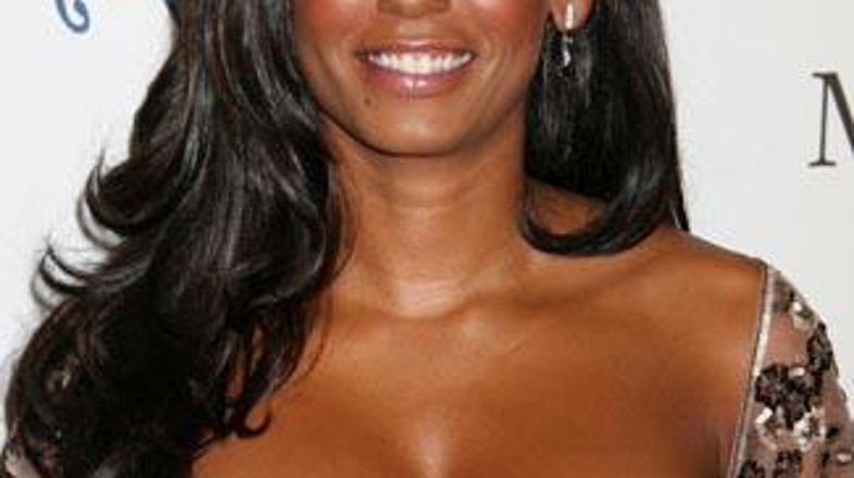 Mel B o ponudbi še premišljuje.