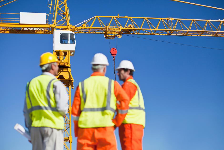 Trije delavci na gradbišču s čeladami | Avtor: Profimedia