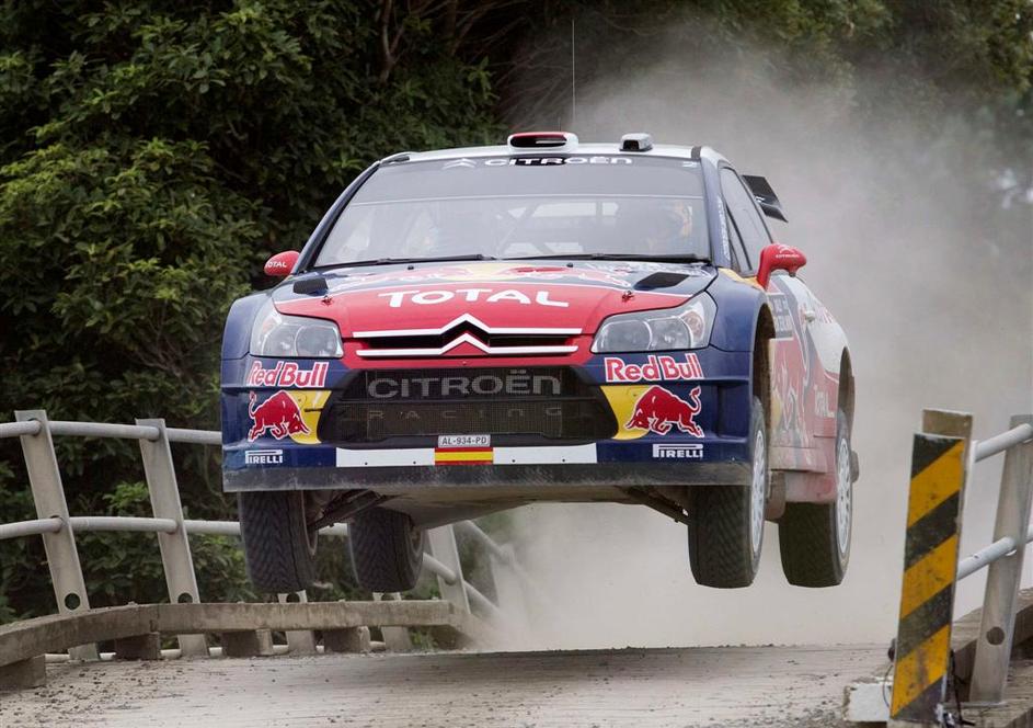 Sebastien Loeb je imel bližnje srečanje z mostom. (Foto: Reuters)