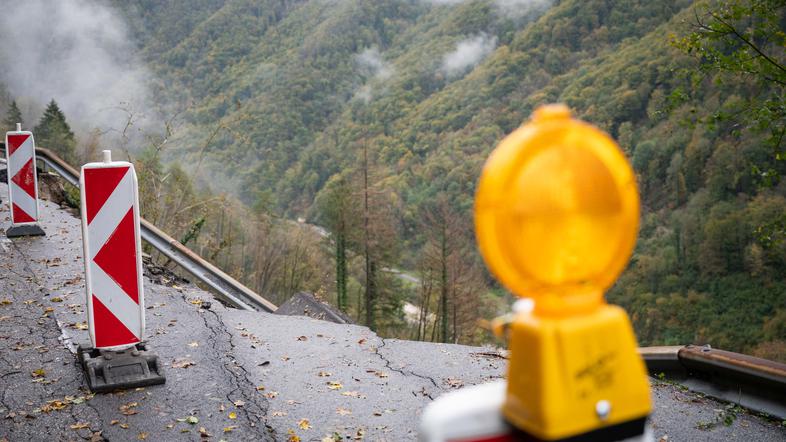 Robert Golob na obisku v Baški grapi Baška grapa poplave