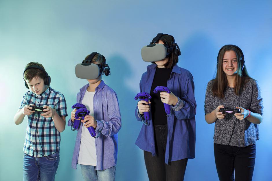 Mladi igrajo videoigro | Avtor: Profimedia